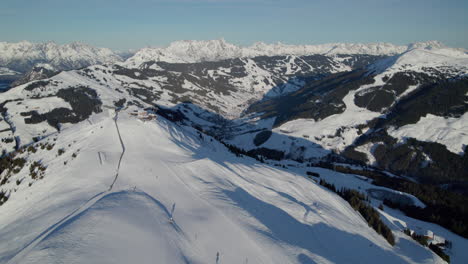 Gente-Esquiando-En-La-Estación-De-Esquí-De-Zwolferkogel-Con-Zwolfer-Nordbahn,-Teleférico-De-Montaña-En-Hinterglemm-Austria
