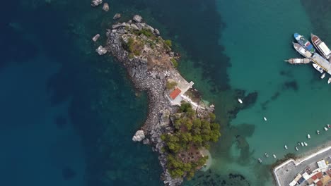 Overhead-drone-shot-of-the-Greek-island-of-Parga,-Greece