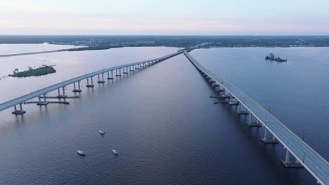 Zwei-Einbahnstraßenbrücken-Der-Edison-Bridge-über-Den-Caloosahatchee-River-In-Fort-Myers,-Florida,-Vereinigte-Staaten