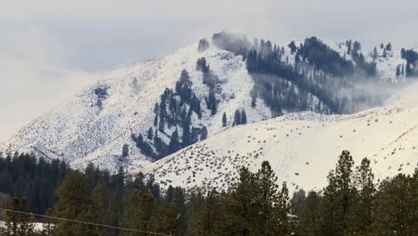 Niedrige-Wolkenfetzen-Auf-Den-Schneebedeckten-Bergen-Des-Boise-National-Forest-In-Idaho,-USA