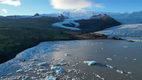 Panorámica-Aérea-Del-Lago-Glaciar-Fjallsarlon,-Parque-Nacional-Vatnajokull,-Islandia