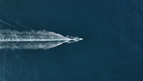 Luftaufnahme-Eines-Solobootes-Im-Blauen-Wasser