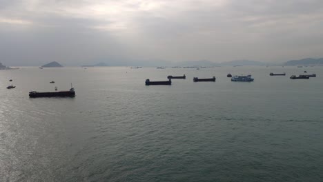 Frachtkähne-Im-Victoria-Harbour-Auf-Der-Halbinsel-Kowloon-In-Hongkong