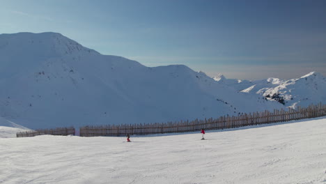 Vista-Aérea-De-Esquiadores-En-La-Ladera-De-La-Estación-De-Esquí-De-Saalbach-hinterglemm,-Austria---Disparo-De-Drones