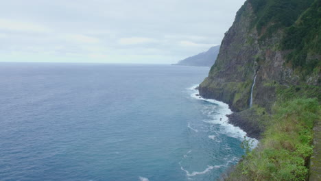 Punto-De-Vista-Del-Velo-De-La-Novia-Cascada-De-Madeira-Línea-Costera-Panorama-Montaña-Con-Olas-Cielo-Océano,-Playa