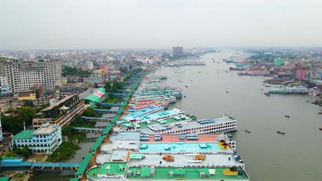 Ferry-traffic-and-Sadar-Ghat-ferry-station-in-Buriganga-river,-Dhaka,-Bangladesh