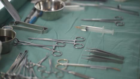 Instrumentos-Médicos-Empleados-En-Cirugía-Estética,-Que-Simbolizan-El-Arte-Y-La-Precisión-Detrás-De-Las-Mejoras-Cosméticas.