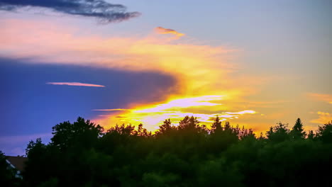 Abendlandschaft-Mit-Sonnenuntergangshimmel-Und-Zeitraffer-Von-Wolken-über-Dem-Wald