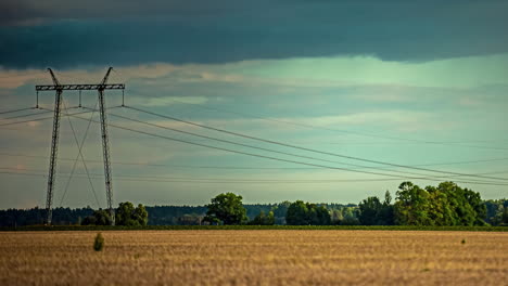 Getreidefelder-Mit-Hochspannungsmasten-Werden-Von-Dunklen-Gewitterwolken-Bedroht