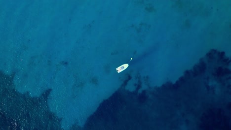 Himmelsansicht-Eines-Segelboots-In-Der-Blauen-Lagune,-Strand-Von-Punta-Molentis,-Villasimius,-Südsardinien,-Italien