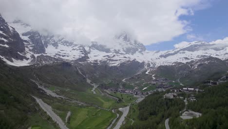 La-Famosa-Cumbre-Del-Matterhorn-Se-Esconde-Entre-Las-Nubes,-La-Vista-Aérea-De-Breuil-Cervinia
