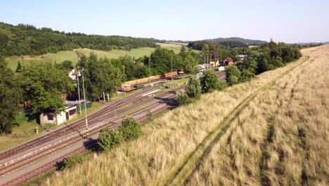Tremešná-In-Slezskuk,-Osoblaha,-Tschechische-Republik-–-Der-Anblick-Einer-Schmalspurbahn-–-Drohne-Fliegt-Vorwärts