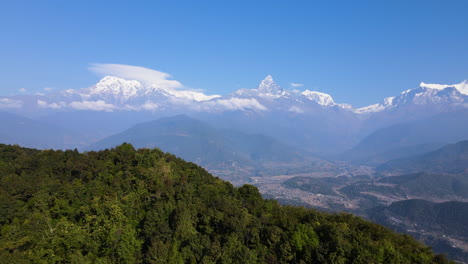 Himalaya-Berge-Und-Dorf-In-Nepal---Drohnenaufnahme-Aus-Der-Luft