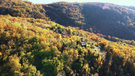 Ein-4K-Drohnenvideo-Aus-Der-Luft-Enthüllt-Die-Eindringliche-Schönheit-Von-Slapnik,-Einem-Verlassenen-Dorf-In-Brda,-Slowenien