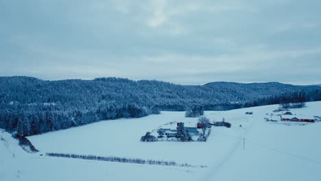 Gebäude-Isoliert-In-Der-Winterlichen-Naturlandschaft,-Umgeben-Von-Bewaldeten-Bergen