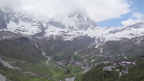 Matterhorn-Cubierto-De-Nubes-Con-Breuil-Cervinia-En-El-Valle.