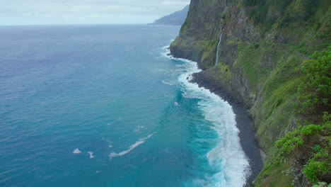 Aussichtspunkt-Des-Brautschleiers-Madeira-Küstenlinie-Wasserfall-Panorama-Berg-Mit-Wellen-Himmel-Ozean,-Strand
