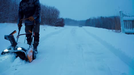 Quitanieves-Utilizado-Por-Un-Trabajador-Para-Quitar-La-Nieve-En-Noruega