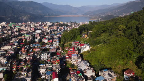 Phewa-See-Und-Bergstadt-In-Pokhara,-Nepal---Luftaufnahme