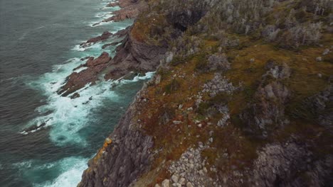 Wellen-Des-Kalten-Blauen-Atlantiks-Krachen-In-Die-Schroffe-Und-Felsige-Küste-Kanadas