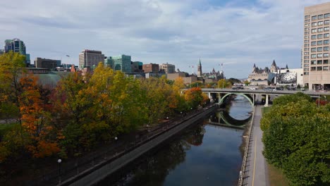 Laurier-Avenue-Bridge-über-Den-Rideau-Kanal-In-Der-Innenstadt-Von-Ottawa-An-Einem-Farbenfrohen-Herbsttag