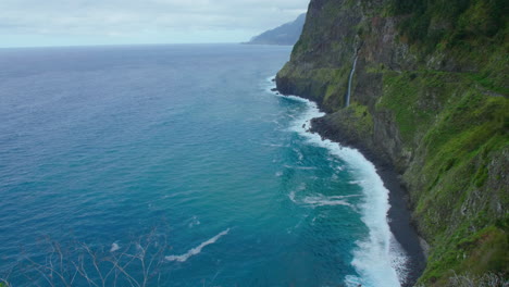 Aussichtspunkt-Des-Brautschleiers-Madeira-Küstenlinie-Wasserfall-Panorama-Berg-Mit-Wellen-Himmel-Ozean-Strand