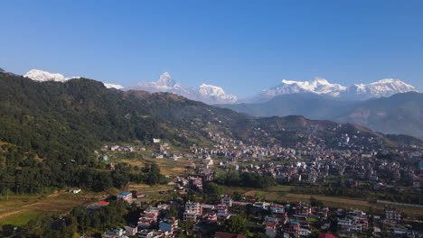Panoramablick-Auf-Die-Berge-Und-Die-Stadt-Pokhara-In-Nepal-–-Drohnenaufnahme