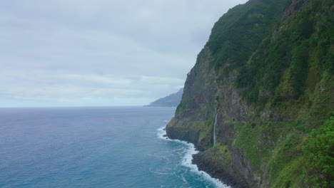 Punto-De-Vista-Del-Velo-De-La-Novia-Línea-Costera-De-Madeira-Cascada-Panorama-Montaña-Con-Olas-Cielo-Océano,-Playa