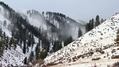 Neblige-Berge-Im-Winter-Im-Boise-National-Forest,-Idaho,-USA