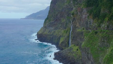 Punto-De-Vista-Del-Velo-De-La-Novia-Cascada-De-Madeira-Línea-Costera-Panorama-Montaña-Con-Olas-Cielo-Océano-Playa