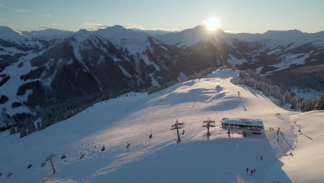 Teleféricos-Y-Esquiadores-En-La-Montaña-Nevada-Zwolferkogel-En-Saalbach-hinterglemm,-Austria