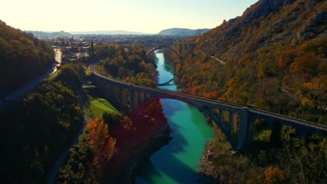 Atemberaubende-4K-Drohnenaufnahmen-Aus-Der-Luft-Von-Der-Solkan-Bogenbrücke-über-Den-Fluss-Soča,-Einem-Majestätischen-Steinwunder-Im-Westen-Sloweniens