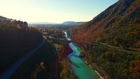Impresionantes-Imágenes-Aéreas-De-Drones-4k-Del-Puente-De-Arco-De-Solkan-Sobre-El-Río-Soča,-Una-Majestuosa-Maravilla-De-Piedra-Ubicada-En-El-Oeste-De-Eslovenia