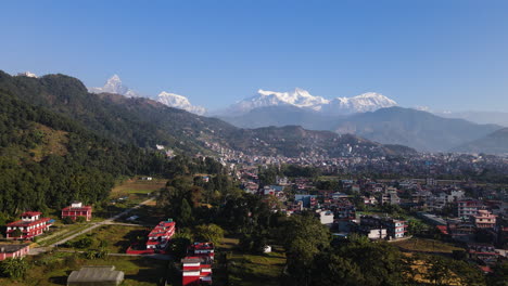 Dorf-In-Den-Himalaya-Bergen-In-Nepal---Drohnenaufnahme-Aus-Der-Luft