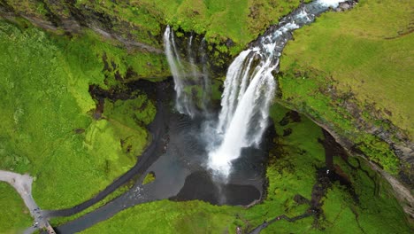 Cascada-De-Seljalandsfoss-Y-Prados-Verdes-En-Islandia,-Vista-Aérea-De-Drones