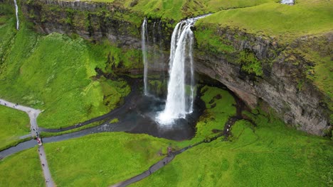 Cascada-Icónica-De-Islandia-Con-Naturaleza-Verde-Alrededor,-Vista-Aérea-De-Drones