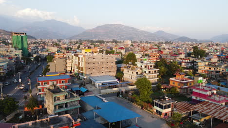 Flug-über-Der-Stadt-Pokhara-In-Nepal-–-Drohnenschuss
