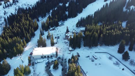 Overhead-Luftaufnahme-Eines-Geschäftigen-Bergskigebiets-Mit-Skifahrern-Und-Snowboardern-An-Einem-Hang-Und-Einer-Seilbahnstation-In-Der-Nähe-Von-Sofia,-Bulgarien