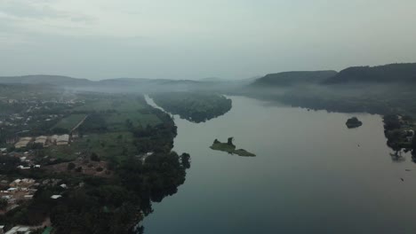 Luftaufnahme,-Die-Sich-Dem-Blick-Auf-Die-Dorfgebäude-Und-Die-Insel-Am-Fluss-Volta-Nähert