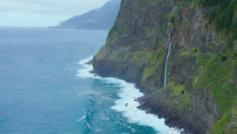 Punto-De-Vista-Del-Velo-De-La-Novia-Línea-Costera-De-Madeira-Cascada-Panorama-Montaña-Con-Olas-Cielo-Océano-Playa