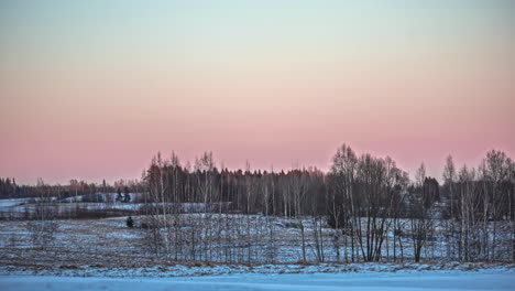 Sonnenaufgang-über-Einer-Eisigen,-Schneebedeckten-Landschaft