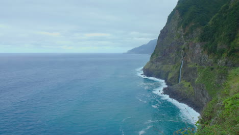 Aussichtspunkt-Des-Brautschleiers-Madeira-Wasserfall-Küste-Panorama-Berg-Mit-Wellen-Himmel-Ozean-Strand