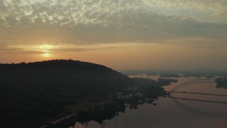 Luftaufnahme-Mit-Schwenk-Nach-Rechts,-Um-Eine-Klare-Sicht-Auf-Die-Adomi-Brücke-Und-Den-Volta-Fluss-Bei-Akosombo-Atimpoku-In-Der-östlichen-Region-Zu-Haben