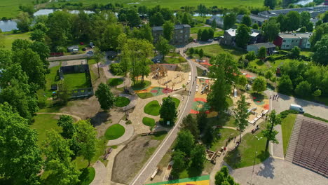Luftaufnahme-Einer-Gut-Geplanten,-Schönen-Gemeinde-Mit-Einem-Kinderpark-Im-Zentrum