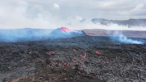 Vulkanausbruch-Und-Brennendes-Magma-In-Island,-Handheld-Ansicht