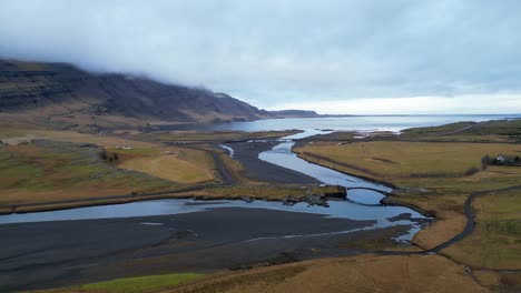 Vuelo-Aéreo-Sobre-Las-Afueras-De-Gullfoss-En-Un-Día-Nublado,-Islandia