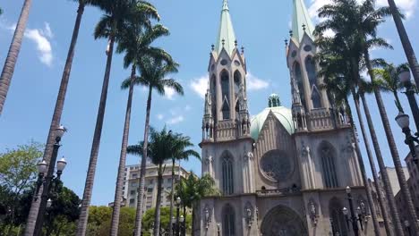Cinematic-approach-to-the-Cathedral-during-a-sunny-day-in-Sao-Paulo,-Brazil