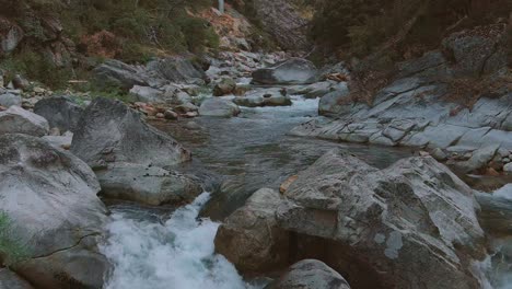 Der-Fluss-Clavey-Fließt-Durch-Felsbrocken-In-Der-Nähe-Eines-Natürlichen-Schwimmbeckens-Im-Tuolumne-County,-Kalifornien