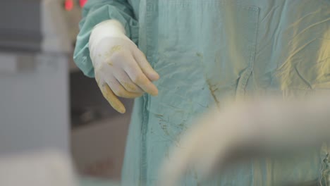 Fachmännisch-Gefertigte-Hände-Eines-Plastischen-Chirurgen-Nach-Der-Operation