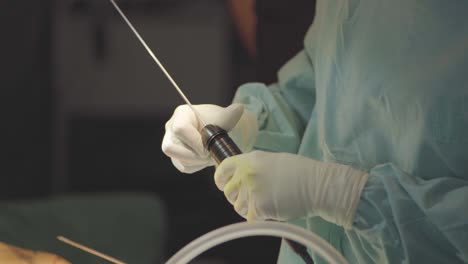 Plastischer-Chirurg-Manipuliert-Einen-Absaugkatheter-Zur-Fettentfernung-In-Argentinien